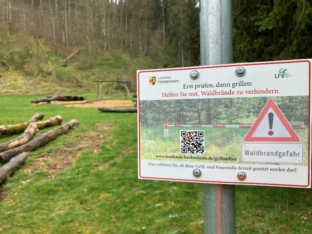 BITTE SCANNEN: Die neuen Hinweisschilder an den öffentlichen Grillstellen im Kreis Heidenheim informieren mit einem QR-Code über die aktuelle Waldbrandgefahr.