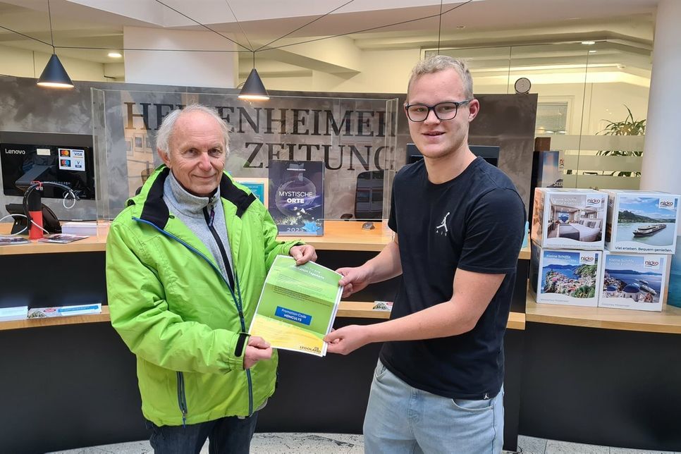 Hat beim Gewinnspiel anlässlich 50 Jahre Neue Woche Tickets für das Legoland Günzburg gewonnen: Alfred Lichtwehr (links) mit HZ-Azubi Tobias Hofmann.